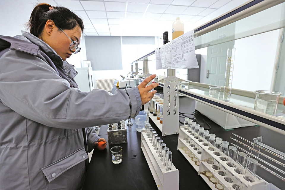 长清马山垃圾燃烧发电项目日燃烧约1500吨，，，，，年发电2亿度，，，，，可知足近6万户家庭一年的用电 垃圾燃烧 发电生金