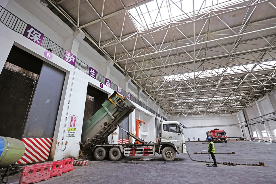 长清马山垃圾燃烧发电项目日燃烧约1500吨，，，，，年发电2亿度，，，，，可知足近6万户家庭一年的用电 垃圾燃烧 发电生金