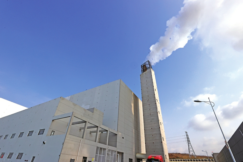 长清马山垃圾燃烧发电项目日燃烧约1500吨，，，，，年发电2亿度，，，，，可知足近6万户家庭一年的用电 垃圾燃烧 发电生金